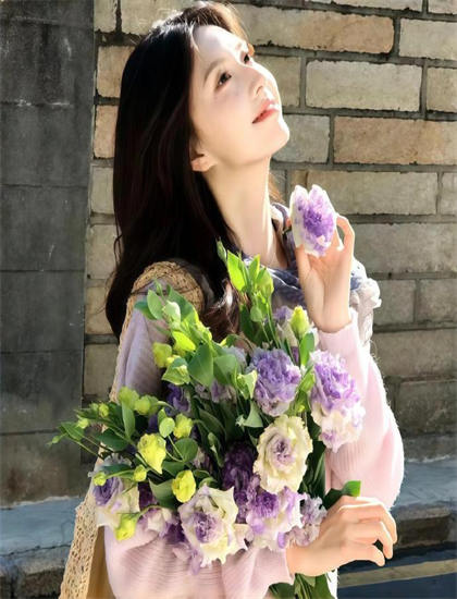 深度艺术解读：女人如花主题的思想内涵与现实意义——时代特征的精准把握